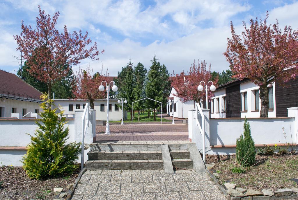 Hotel Sirak Most Buitenkant foto