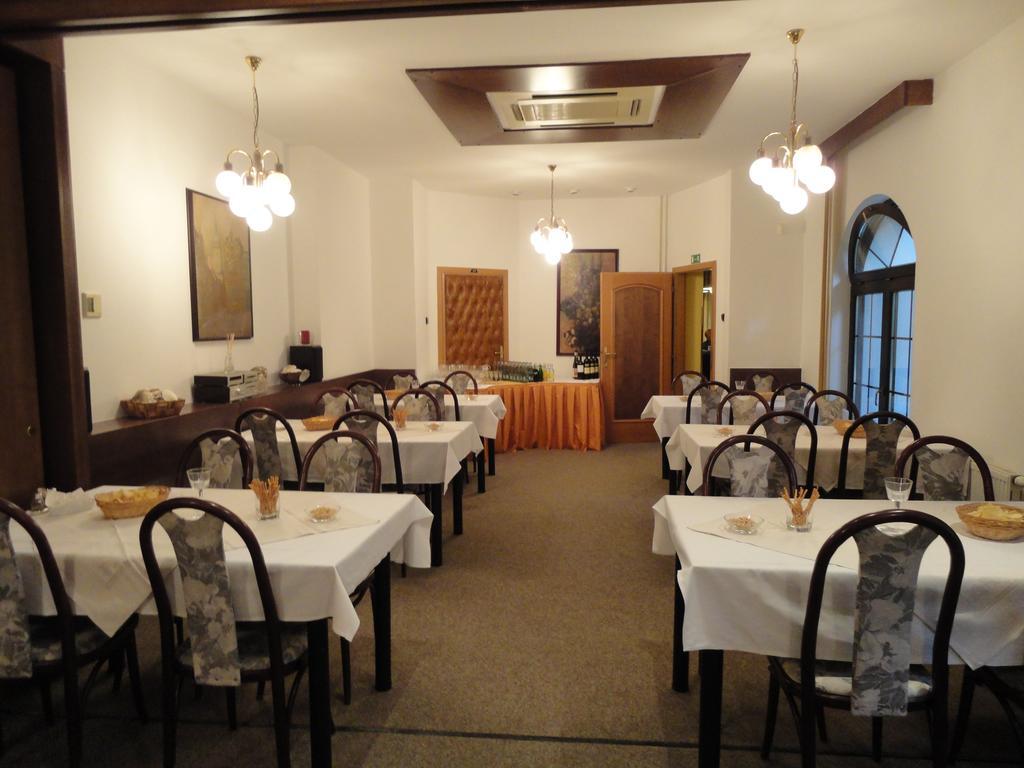 Hotel Sirak Most Buitenkant foto