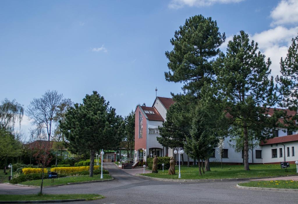 Hotel Sirak Most Buitenkant foto