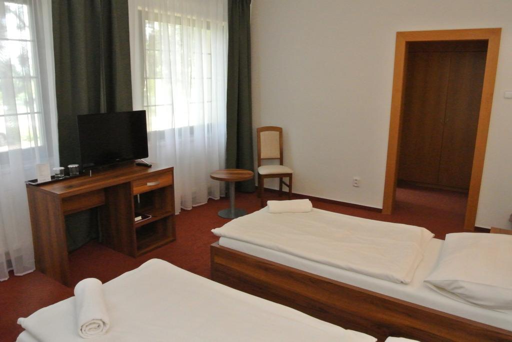 Hotel Sirak Most Buitenkant foto