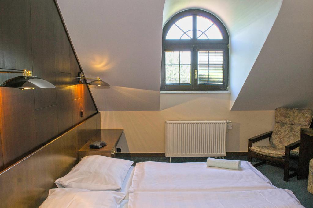 Hotel Sirak Most Buitenkant foto