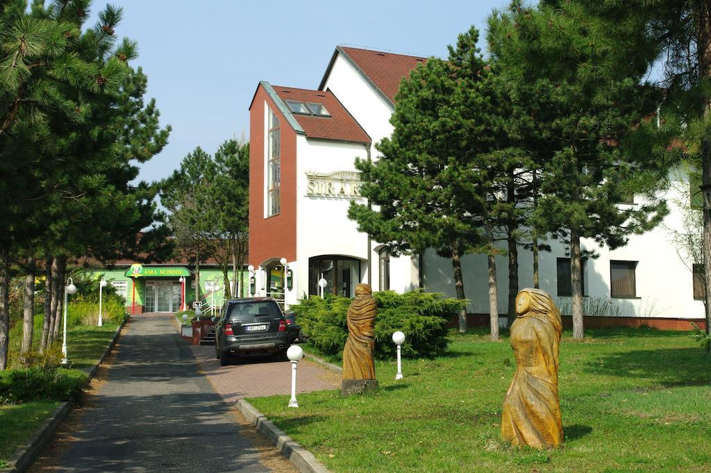 Hotel Sirak Most Buitenkant foto