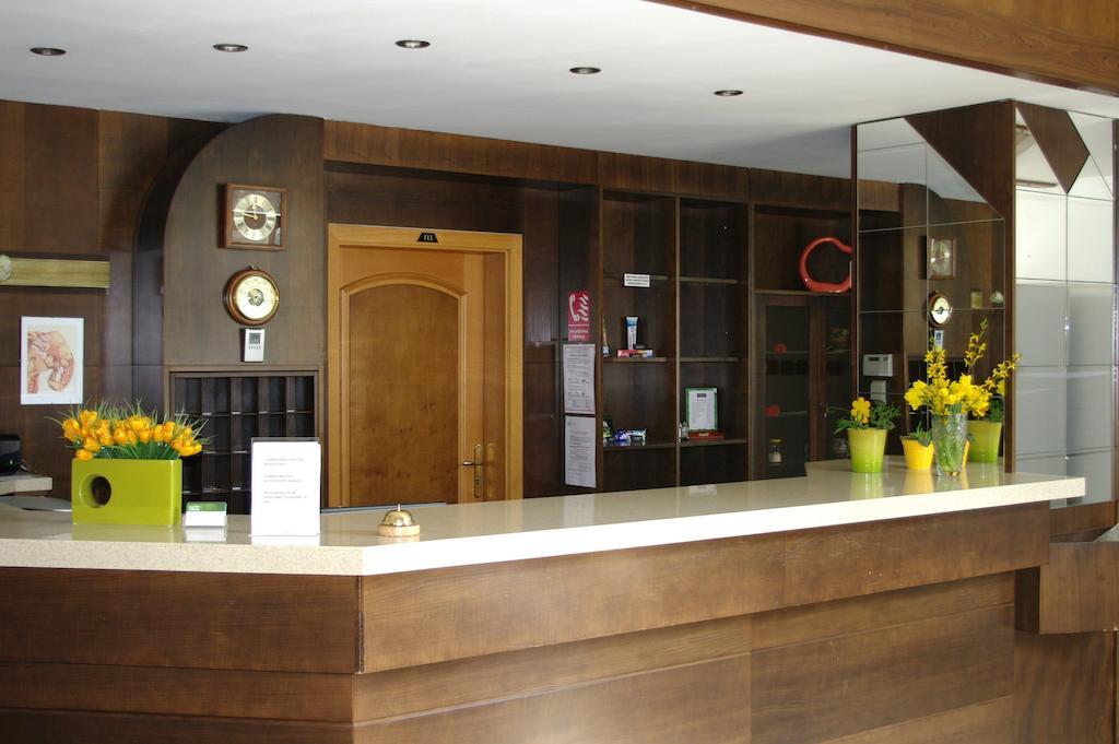 Hotel Sirak Most Buitenkant foto