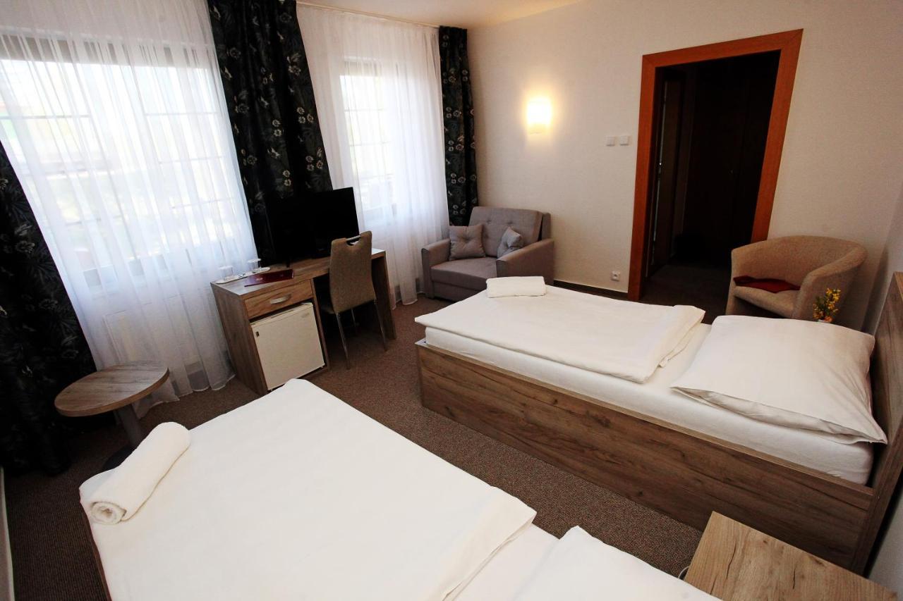 Hotel Sirak Most Buitenkant foto