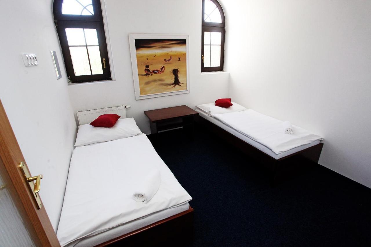 Hotel Sirak Most Buitenkant foto