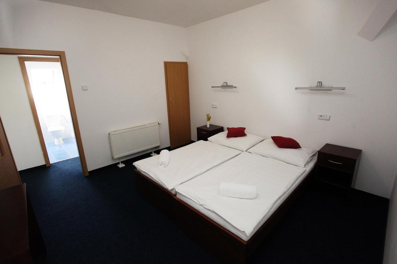 Hotel Sirak Most Buitenkant foto