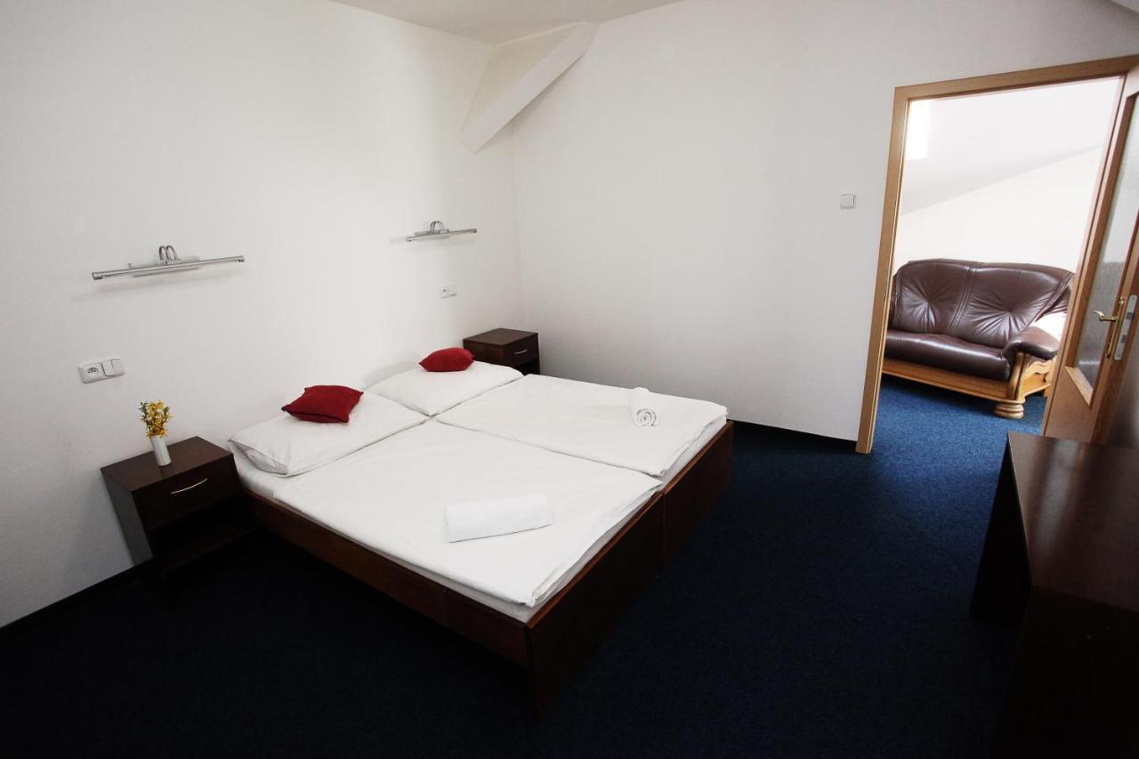 Hotel Sirak Most Buitenkant foto