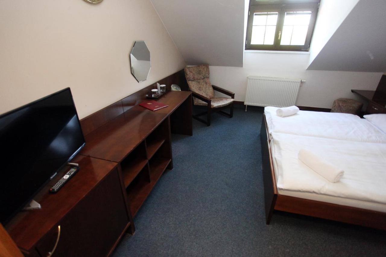 Hotel Sirak Most Buitenkant foto