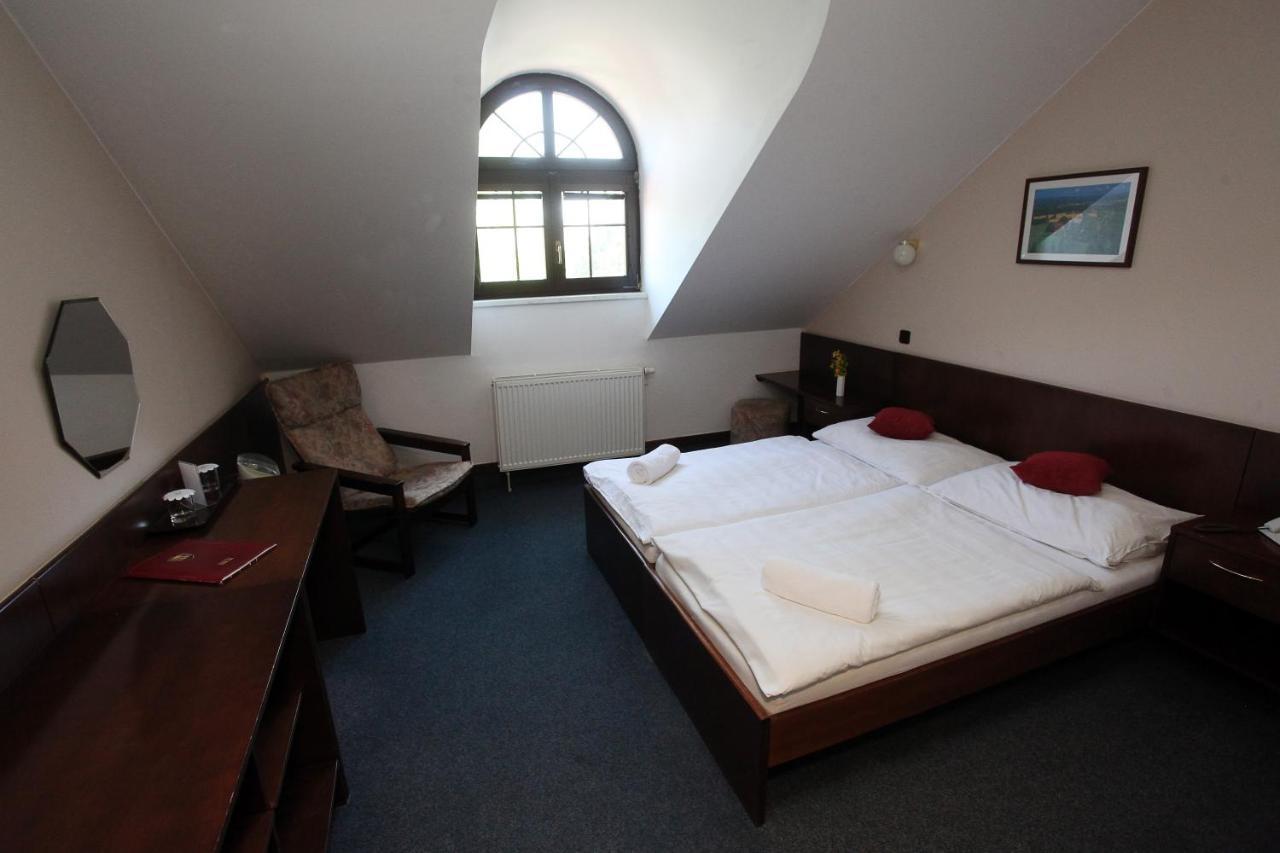 Hotel Sirak Most Buitenkant foto