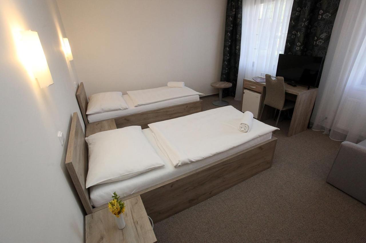 Hotel Sirak Most Buitenkant foto