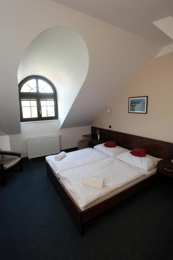 Hotel Sirak Most Buitenkant foto